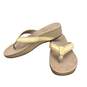 VIONIC Beige Tan Thong Flip Flop Sandals Size 8 Butter Yellow Detail on Straps